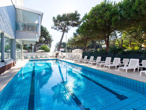 media.Gallery-Piscina-03-Hotel-Sahara-Milano-Marittima