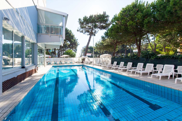 media.Gallery-Piscina-03-Hotel-Sahara-Milano-Marittima